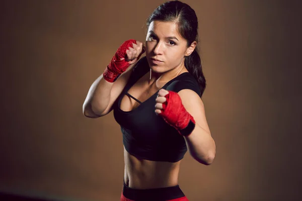 Young athletic girl fighter trains in the gym. — Stock Photo, Image