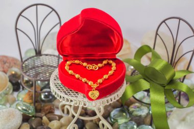 Altın kalp bilezik Love Takı doğal, temiz ve rahat bir kavram. En az stili