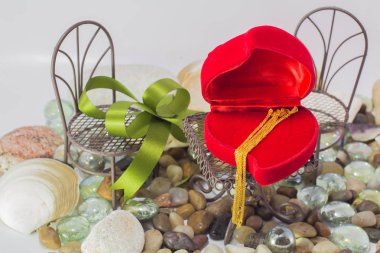 Altın kolye takı doğal, temiz ve rahat kavramı, en az aşk tarzı.