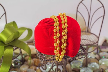 Altın kolye takı doğal, temiz ve rahat kavramı, en az aşk tarzı.