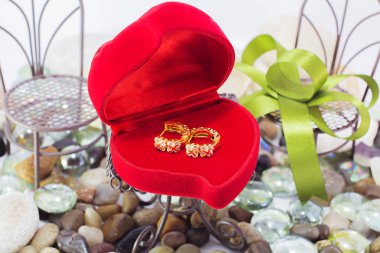 Altın küpe, deniz ile. doğal elmas bir taze, rahat kavramı ile gümüş takılar. En az stili.