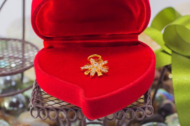 Doğal elmas bir taze, rahat kavramı ile elmas kolye altın takı ile. En az stili.