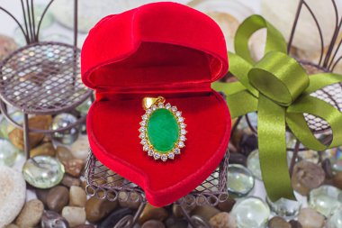 Yeşim altın takı doğal elmas taze, rahat bir kavram. En az stili.