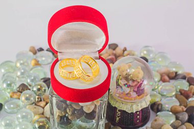 Kaya, deniz ile altın yüzük concepcion doğal beyaz arka plan ile.