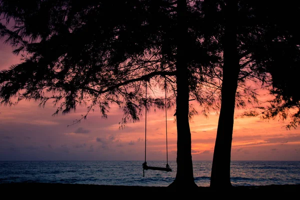 Bir salıncak arka plan görüntüsü silüeti. Mai Khao Beach, Phuket, Tayland