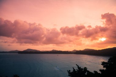 Yağmur deniz Phuket Thailand.Morning ışık, tropikal bölge harika görünümü.