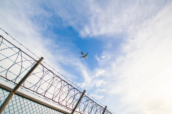 Avión Está Volando Desde Aeropuerto Internacional Phuket Julio 2017 — Foto de Stock