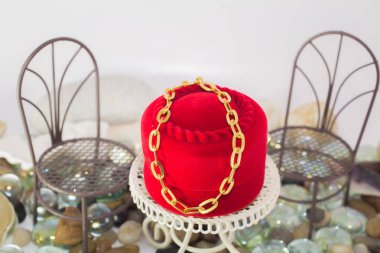 Altın Zincir Bileklik, takı doğal, temiz ve rahat kavramı. En az stili