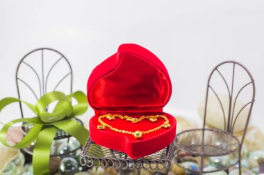 Altın kalp bilezik Love Takı doğal, temiz ve rahat bir kavram. En az stili