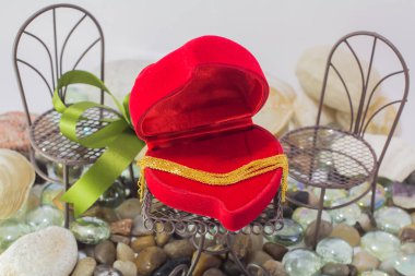 Altın kolye takı doğal, temiz ve rahat kavramı, en az aşk tarzı.