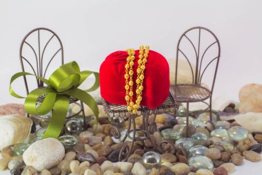 Altın kolye takı doğal, temiz ve rahat kavramı, en az aşk tarzı.