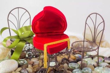 Altın kolye takı doğal, temiz ve rahat kavramı, en az aşk tarzı.