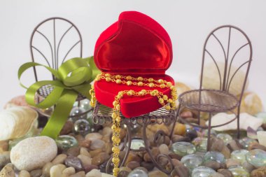 Altın kolye takı doğal, temiz ve rahat kavramı, en az aşk tarzı.