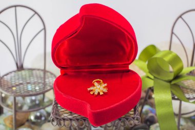 Doğal elmas bir taze, rahat kavramı ile elmas kolye altın takı ile. En az stili.