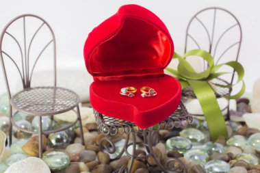 Doğal elmas bir taze, rahat kavramı ile gümüş takılar altın elmas küpe. En az stili.