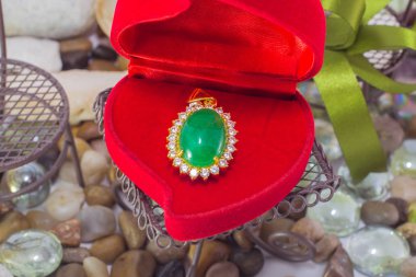 Yeşim altın takı doğal elmas taze, rahat bir kavram. En az stili.