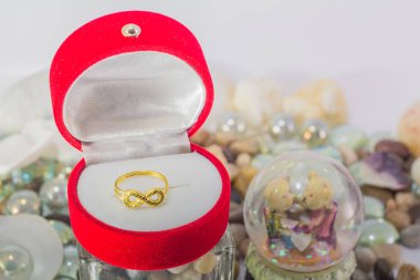 Kaya, deniz ile altın yüzük concepcion doğal taze ve rahat kavramı, en az ile tarzı seviyorum. Önemli insanlar olun