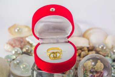 Kaya, deniz ile altın yüzük concepcion doğal taze ve rahat kavramı, en az ile tarzı seviyorum. Önemli insanlar olun