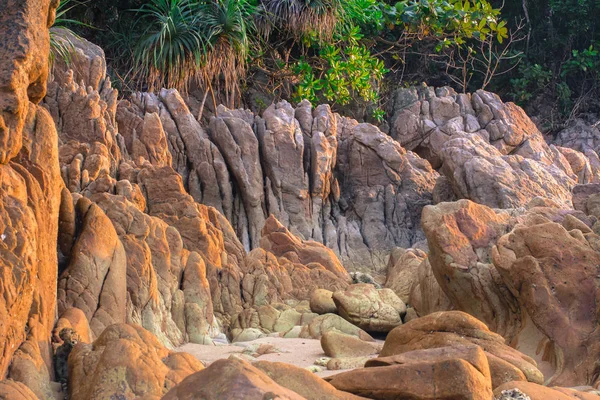 Камень Гранит Рядом Морем Пляже Пхукет Таиланд — стоковое фото