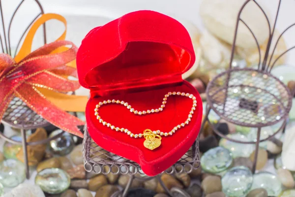Χρυσό Καρδιά Βραχιόλι Αγάπη Κοσμήματα Φυσικά Φρέσκα Και Άνετα Έννοια — Φωτογραφία Αρχείου