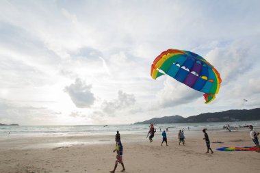 Patong Beach Phuket Tayland üzerinde 11 Temmuz 2017 parasailing