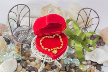 Altın kalp bilezik Love Takı doğal, temiz ve rahat bir kavram. En az stili