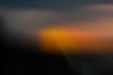 Pencere deliğinden gelen arka plan ışığı parlak renkler