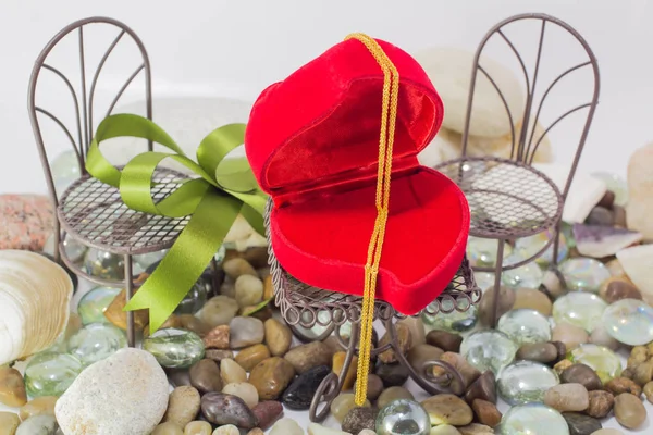 Altın kolye takı doğal, temiz ve rahat kavramı, en az aşk tarzı.