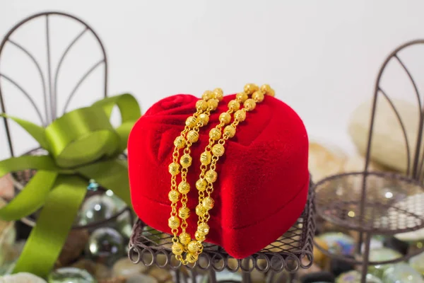 Altın kolye takı doğal, temiz ve rahat kavramı, en az aşk tarzı.