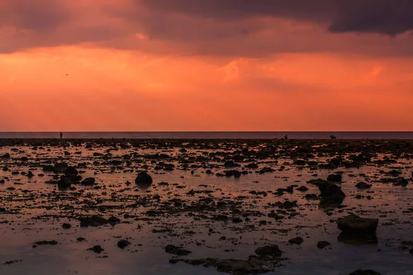 Işık ile bulutlar deniz Nai Yang Beach Phuket Tayland