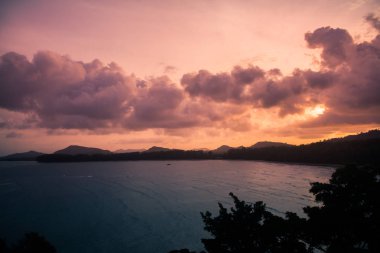 Harika görünümü yağmur deniz Phuket Tayland.