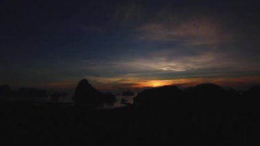 Denize yakın dağlar ile Sabah ışık turu, Phang Nga Tayland Samed Nang Chee bakış açısı tropikal bölge.