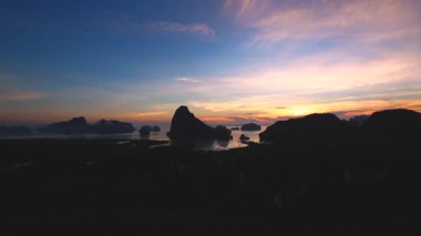 Denize yakın dağlar ile Sabah ışık turu, Phang Nga Tayland Samed Nang Chee bakış açısı tropikal bölge.