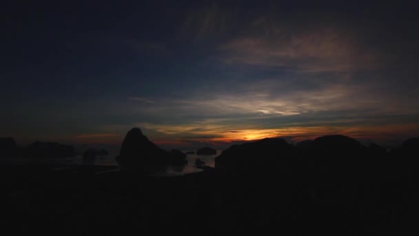 Tour de luz de la mañana con montañas cerca del mar, Samed Nang Chee mirador zona tropical en Phang Nga Tailandia . — Vídeo de stock