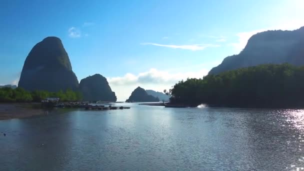 Tour de lumière du matin avec des montagnes près de la mer, Samed Nang Chee belvédère zone tropicale à Phang Nga Thaïlande . — Video