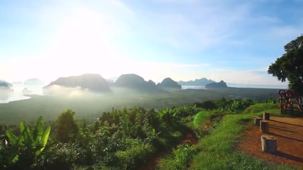 Tour de luz de la mañana con montañas cerca del mar, Samed Nang Chee mirador zona tropical en Phang Nga Tailandia . — Vídeos de Stock