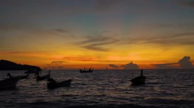 Phuket Tayland tekneler ve deniz akşamı, Nai Yang Beach tropikal alan. Yakın, Phuket International airport