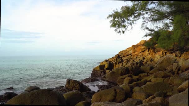 Latar belakang langit pantai, Pantai Nai Thon, Terang di Phuket Thailand, Cahaya pagi . — Stok Video