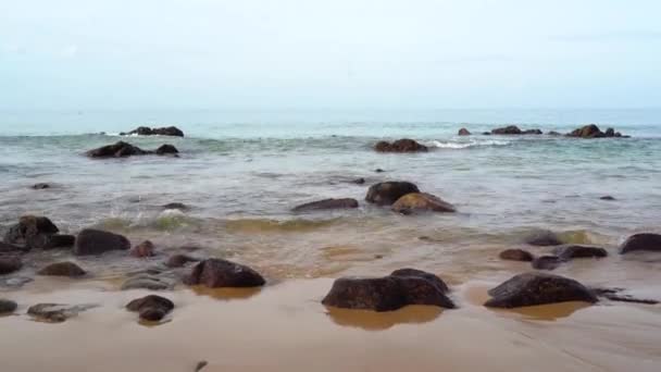 Achtergrond strand hemel, Nai Thon Beach, Bright in Phuket Thailand, ochtend licht. — Stockvideo