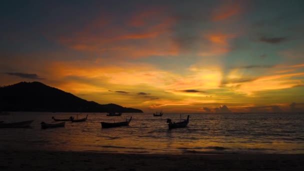 Phuket Thaiföld csónakok és a tenger este, Nai Yang Beach trópusi területen. Near, Phuket nemzetközi repülőtér — Stock videók