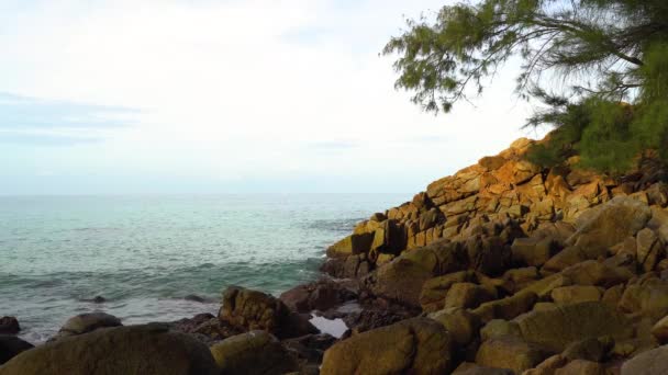 Cielo de playa de fondo, Playa de Nai Thon, Brillante en Phuket Tailandia, Luz de la mañana . — Vídeo de stock