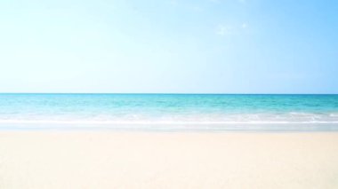 Tropikal plaj öğleden sonra görünümü, dalgalar tropikal beyaz kum plajda kırmak. Güzel kum plajda deniz dalgaları sorunsuz döngü, Phuket Tayland