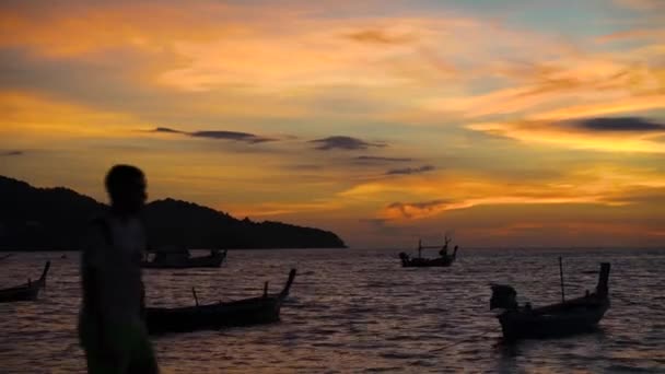 Phuket Thailand båtar och havet kväll, Nai Yang Beach tropiskt område. Near, Phuket internationella flygplats — Stockvideo