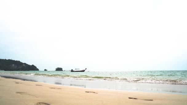 White Nai Yang Beach, łódź rybacka woda morska w godzinach porannych, w pobliżu lotniska tropikalnego w Phuket Tajlandii. — Wideo stockowe