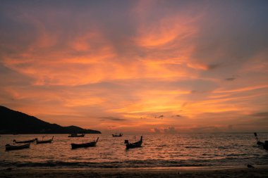 Arka plan gökyüzü günbatımı, Siluet Tay tekne plaj macera seyahat aşk, Phuket Tayland Parlak.