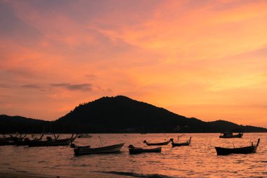 Arka plan gökyüzü günbatımı, Siluet Tay tekne plaj macera seyahat aşk, Phuket Tayland Parlak.