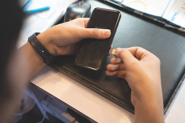 Çalışanlar müşterilerin satın almak için mağazaya nano Sim kartları koyarak, Man's eli.