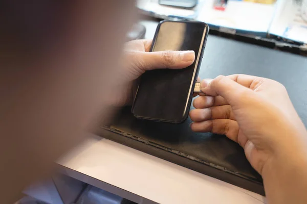 Çalışanlar müşterilerin satın almak için mağazaya nano Sim kartları koyarak, Man's eli.