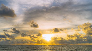 Akşamları mavi gökyüzü ve deniz bulutları, gün batımı, Phuket, Tayland.