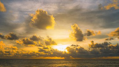 Akşamları mavi gökyüzü ve deniz bulutları, gün batımı, Phuket, Tayland.